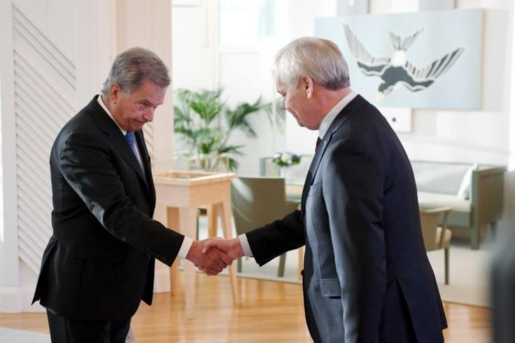 Antti Rinne (R) denied that the state had approved Finland Post's plan, but the following day the company's chairman of the board accused Rinne of lying