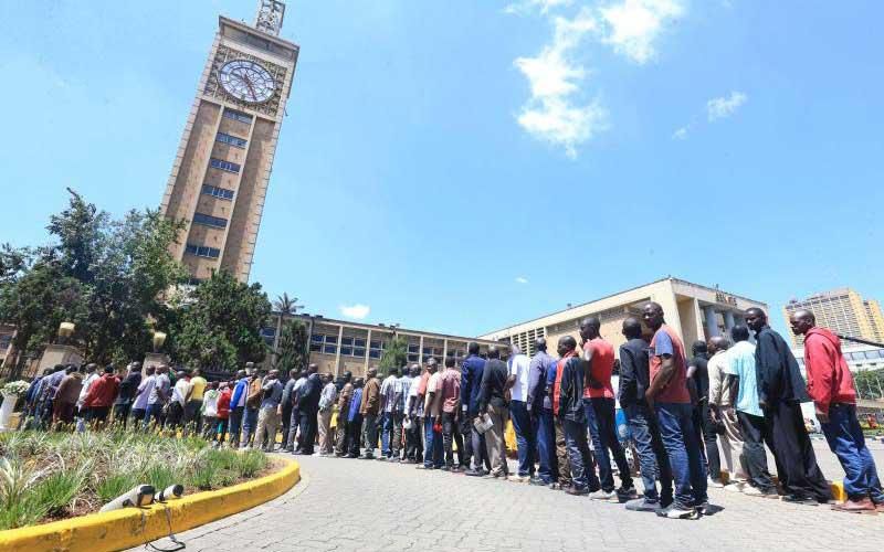 Kenyans queuing body of the late retired president Daniel Moi