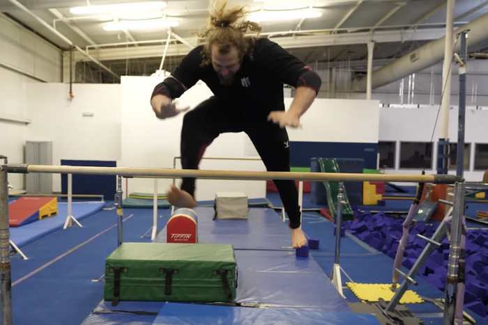 Watch This Bodybuilder Try Calisthenics Stunts