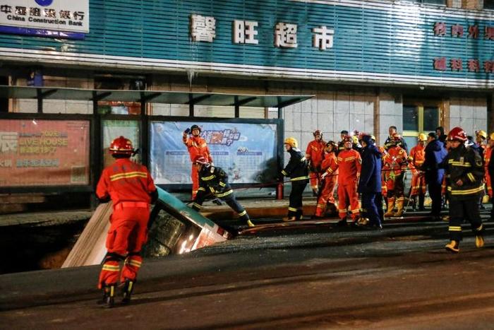 A bus and several passersby fell into the huge sinkhole as it spread
