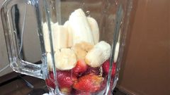 #RecipeWithAPulseliveTwist: 3-in-1 mango, strawberry, green breakfast smoothie