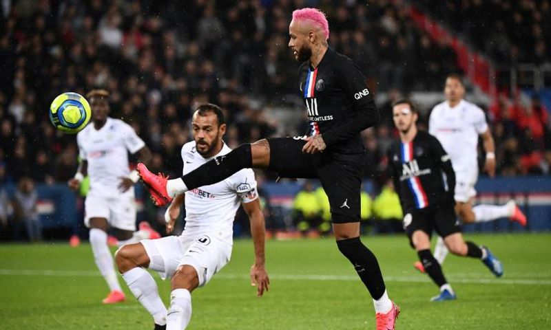 His hair dyed pink, Neymar helped inspire PSG to a 5-0 win over Montpellier on Saturday