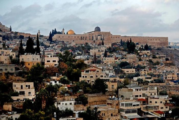 Israel has approved a plan to build a cable car to ferry visitors from western Jerusalem to near the Western Wall