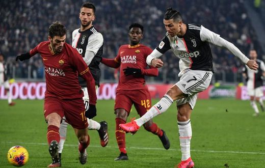 Juventus striker Cristiano Ronaldo (R) got the first goal of the night against Roma.
