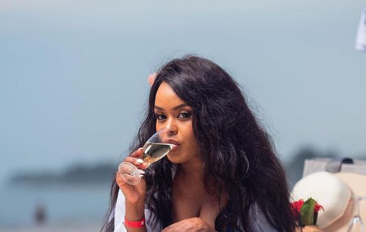 How Avril is unwinding at the Coast (Photos)