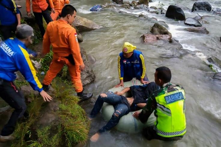 This picture released by Indonesia's national search and rescue agency (BASARNAS) shows rescue personnel retrieving a victim after a bus careered into a 150-metre deep ravine and ended up in a river, near Perahu Dipo village in South Sumatra