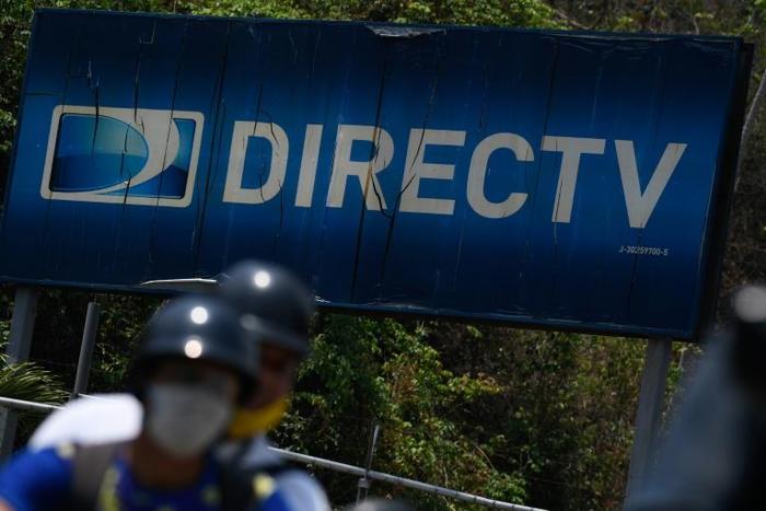 The DirecTV logo at its headquarters in Caracas on May 19, 2020: US telecoms giant AoT&T has annunced its "immediate" withdrawal from the pay television market in Venezuela, where it offered the DirecTV satellite platform, due to the impossibility of c...