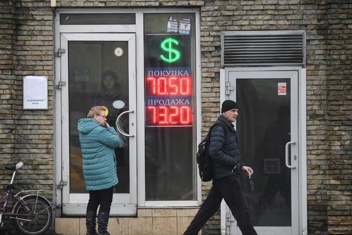 Russians fear that the coronavirus and the slump in oil prices, which have hit the ruble, will have a lasting effect amid analyst predictions that living standards will plummet in a looming Great Depression