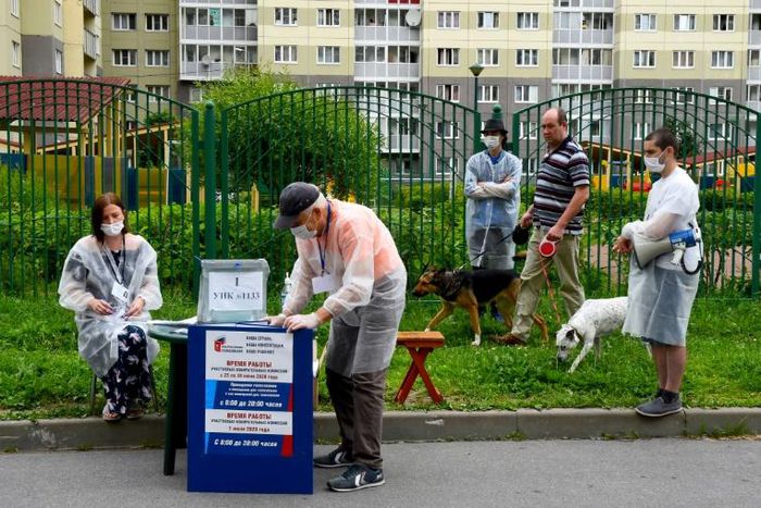 Makeshift polling stations popped up throughout the country last Thursday, when Russians started voting outdoors