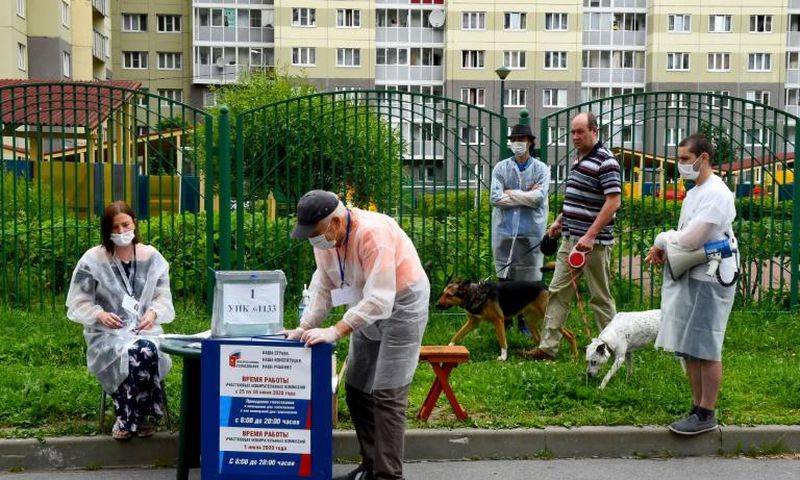 Makeshift polling stations popped up throughout the country last Thursday, when Russians started voting outdoors