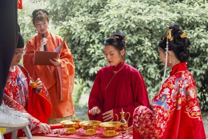 Chinese couple Ma Jialun (L) and Zhang Yitong (R) livestreamed their wedding to more than 100,000 people