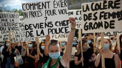 Des manifestantes devant l'Hôtel de ville de Paris le 10 juillet 2020