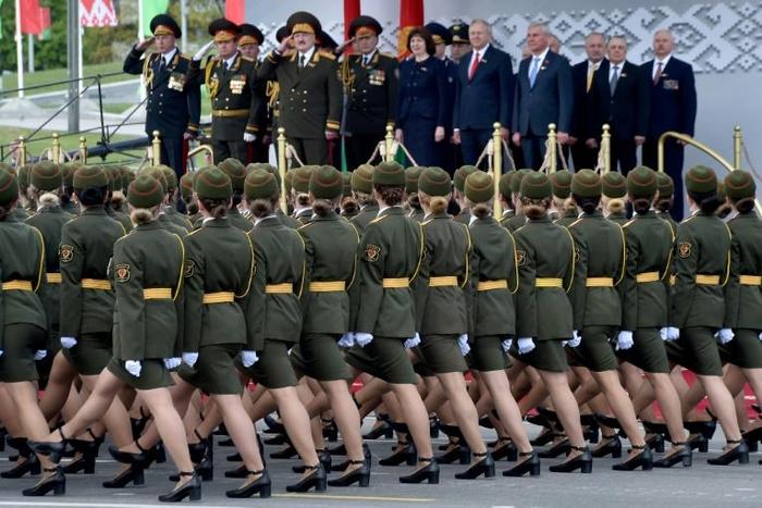 Des soldates du Belarus participent à un défilé organisé malgré la pandémie de coronavirus pour marquer les 75 ans de la victoire sur l'Allemagne nazie, à Minsk le 9 mai 2020