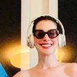 Anna Hathaway Just Won The Pillow Challenge