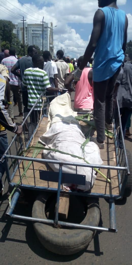 Residents march to Muthaiga Police Station with corpse of a man murdered in Ruaraka on Sunday at 7:30 pm, protests over police refusing to pick the body