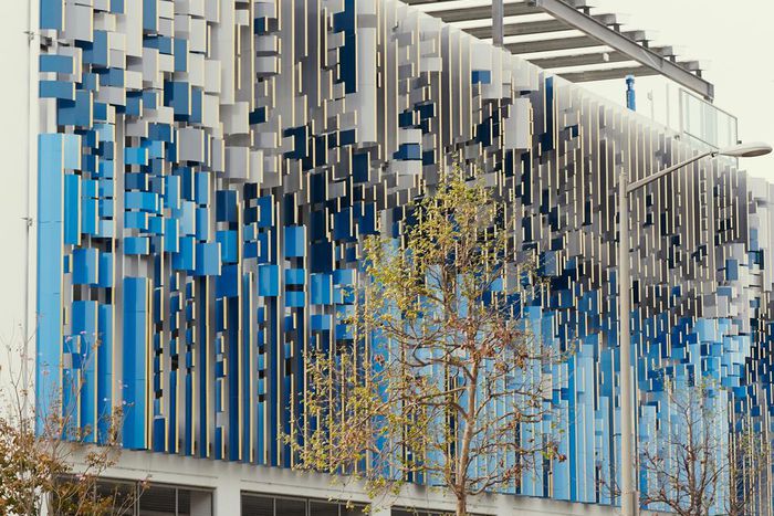 Virus Is 'Great Leveler' for 2 Very Different Los Angeles Hospitals