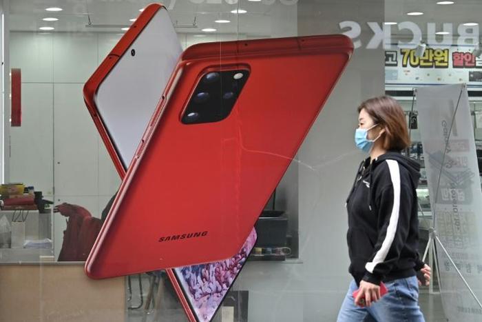 Analysts expect Samsung's smartphone and consumer electronics business to be hit by further drops in consumer demand