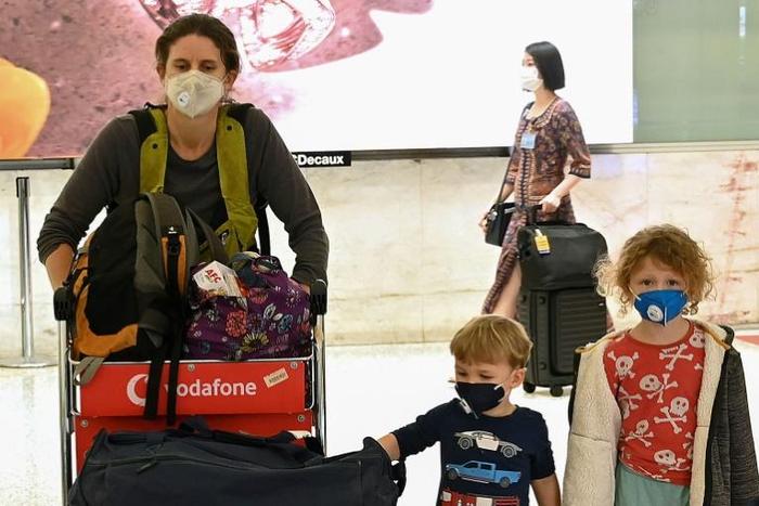 Australia has urged citizens overseas to return home or risk being stranded as flights shut down
