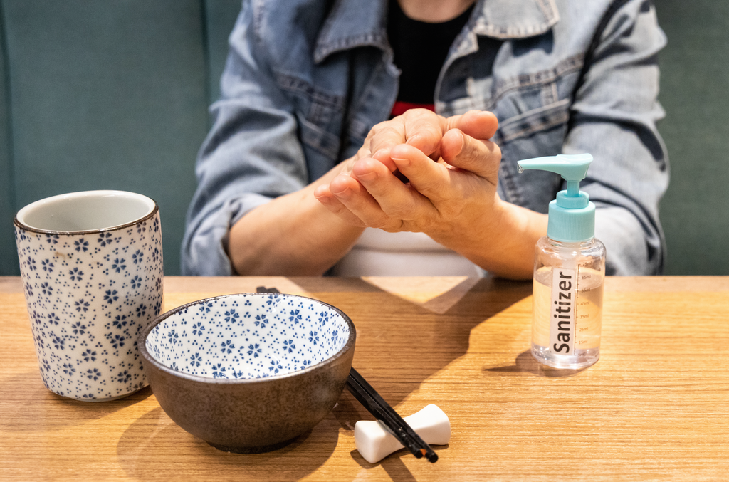 man covid 19 restaurant