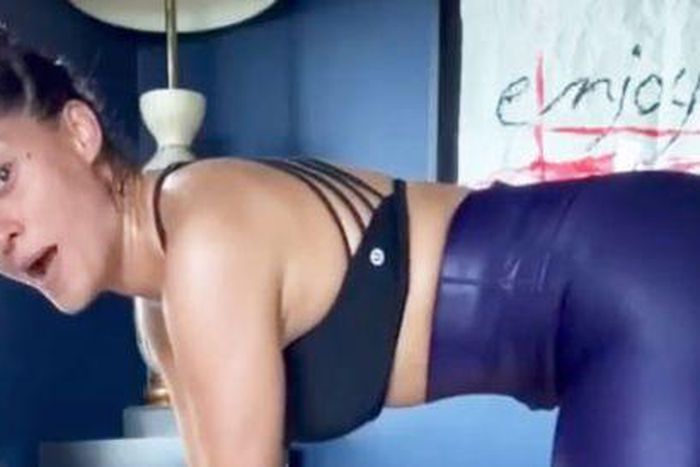 Tracee Ellis Ross Looks So Toned In Home Workout