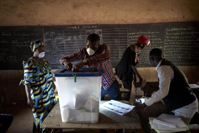 An electoral officials wore masks for the last round of voting