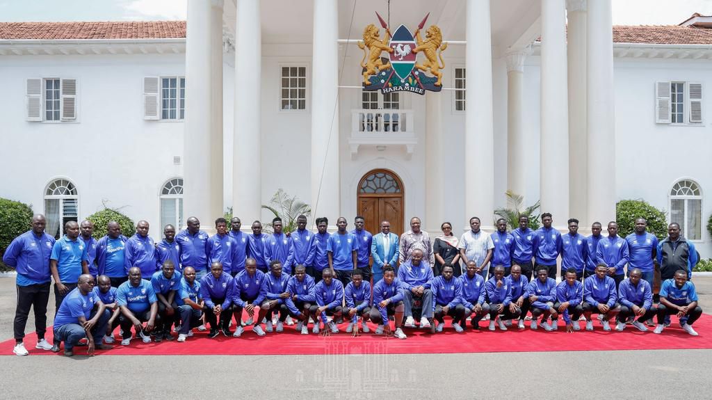 President Uhuru Kenyatta handover a brand new 51-seater Bus to AFC Leopards at State House (Photos)