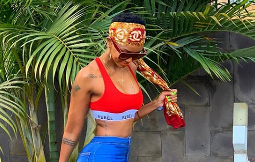 High-waisted jeans (Hudda - Instagram)