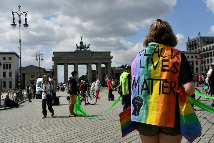 The route of the human chain -- stretching from the world-famous Brandenburg Gate past the landmark Communist-era TV tower at Alexanderplatz and into the ethnically diverse Neukoelln district -- had to be extended to accommodate the numbers