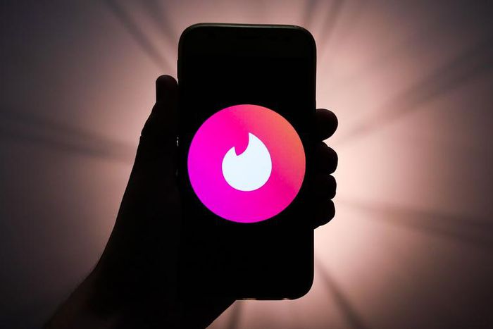 Tinder Lets Users Swipe Globally While Isolating