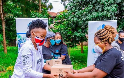 Singer Wahu responds after being accused of publicizing her donations to the poor