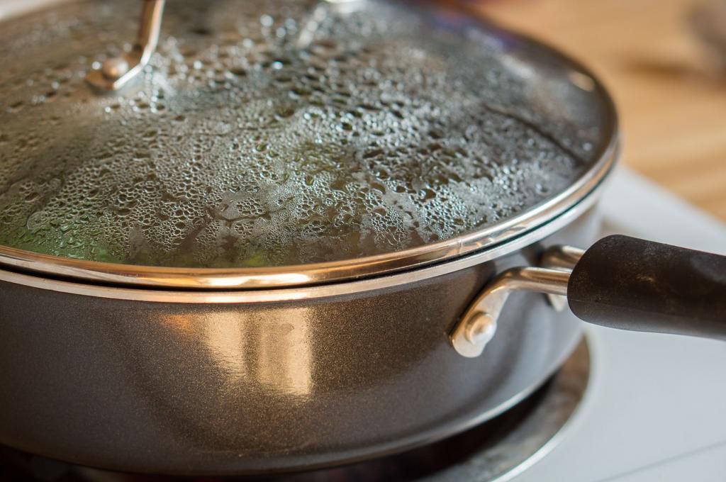 pot lid steam on stove
