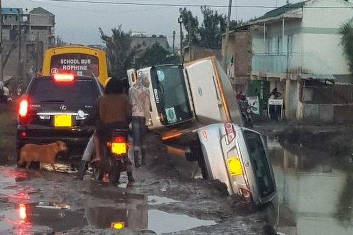 Photo of vehicles falling off a road go viral, Machakos Governor Alfred Mutua blames motorists