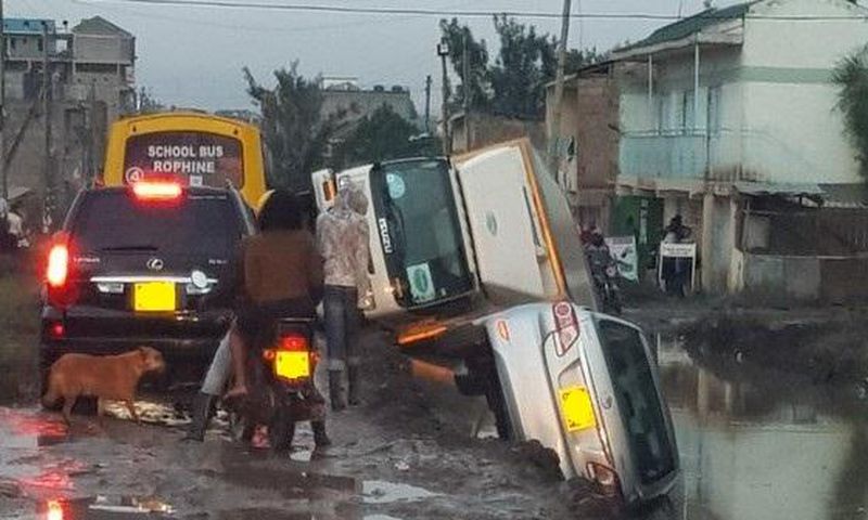 Photo of vehicles falling off a road go viral, Machakos Governor Alfred Mutua blames motorists