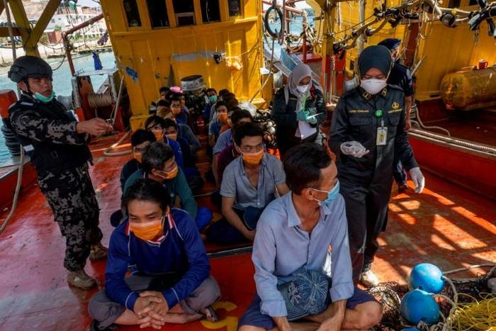 Vietnamese fishermen have been detained by Indonesian authorities for illegal fishing in Natuna waters