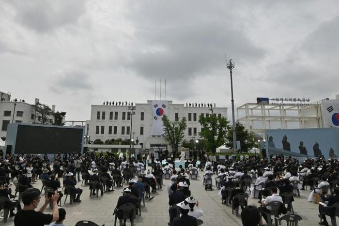 South Koreans attend a ceremony marking the 40th anniversary of the pro-democracy Gwangju Uprising