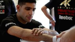 British boxer Amir Khan has offered his wedding venue to the health service
