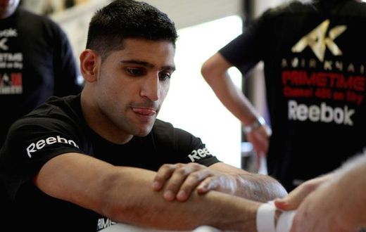 British boxer Amir Khan has offered his wedding venue to the health service