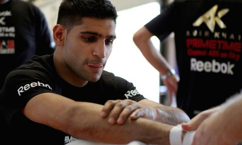 British boxer Amir Khan has offered his wedding venue to the health service