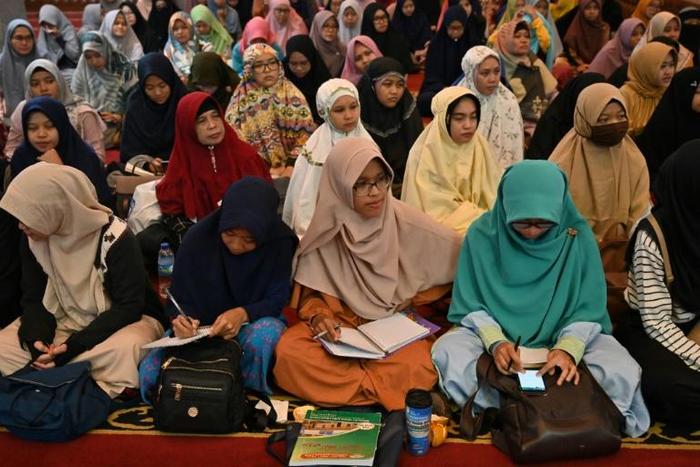Indonesian women who want to ditch dating and skip straight to marriage have been attending religious lectures on the issue to learn more