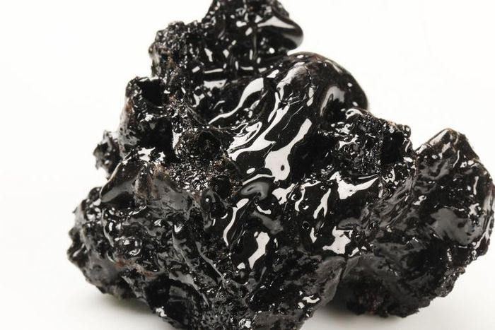 Dr. Pimple Popper Digs Out a Sticky Blackhead