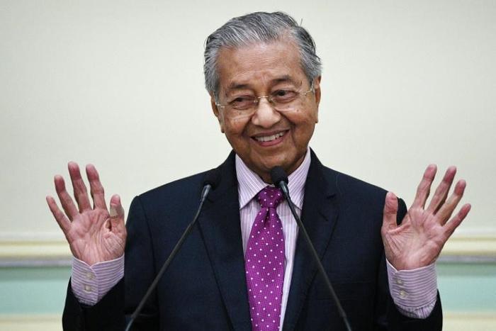 Mahathir Mohamad, 94, has been trying to stay in shape during Malaysia's coronavirus lockdown
