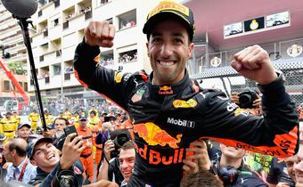 Daniel Ricciardo Shares His Home Workout