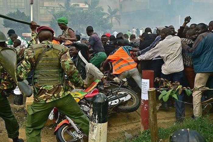 ___8808136___2018___9___4___10___POLICE-BEATING-RIOTERS