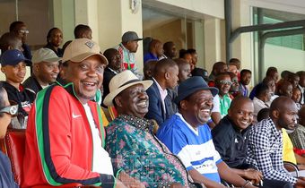 President Uhuru Kenyatta handover a brand new 51-seater Bus to AFC Leopards at State House (Photos)