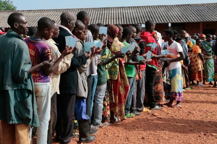 There were few social distancing measures in place on voting day to avoid possible coronavirus contagion