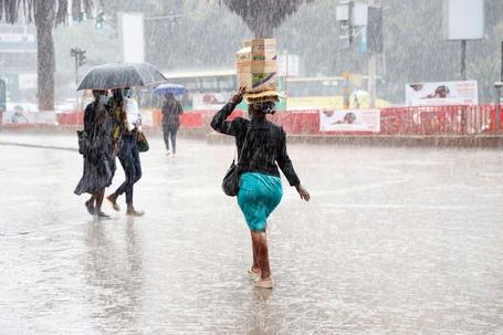Kenyans bearing the rain in Nairobi CBD