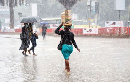 Kenyans bearing the rain in Nairobi CBD