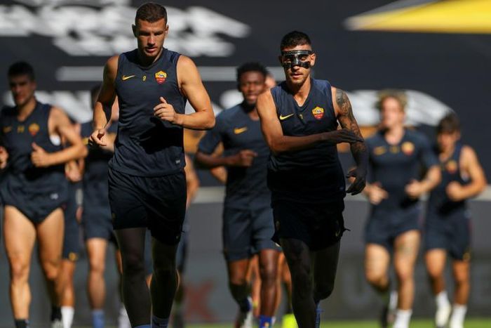 AS Roma's Edin Dzeko (L) and Lorenzo Pellegrini (R) before the club's Europa League last 16 match against Sevilla in Duisburg, Germany.
