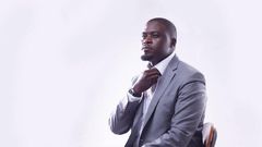 Fans impressed by this photos of Senator Sakaja making daughter’s hair