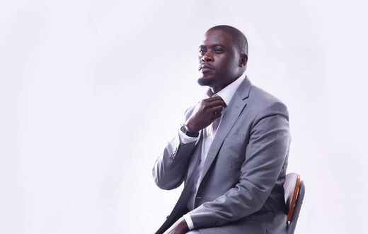 Fans impressed by this photos of Senator Sakaja making daughter’s hair